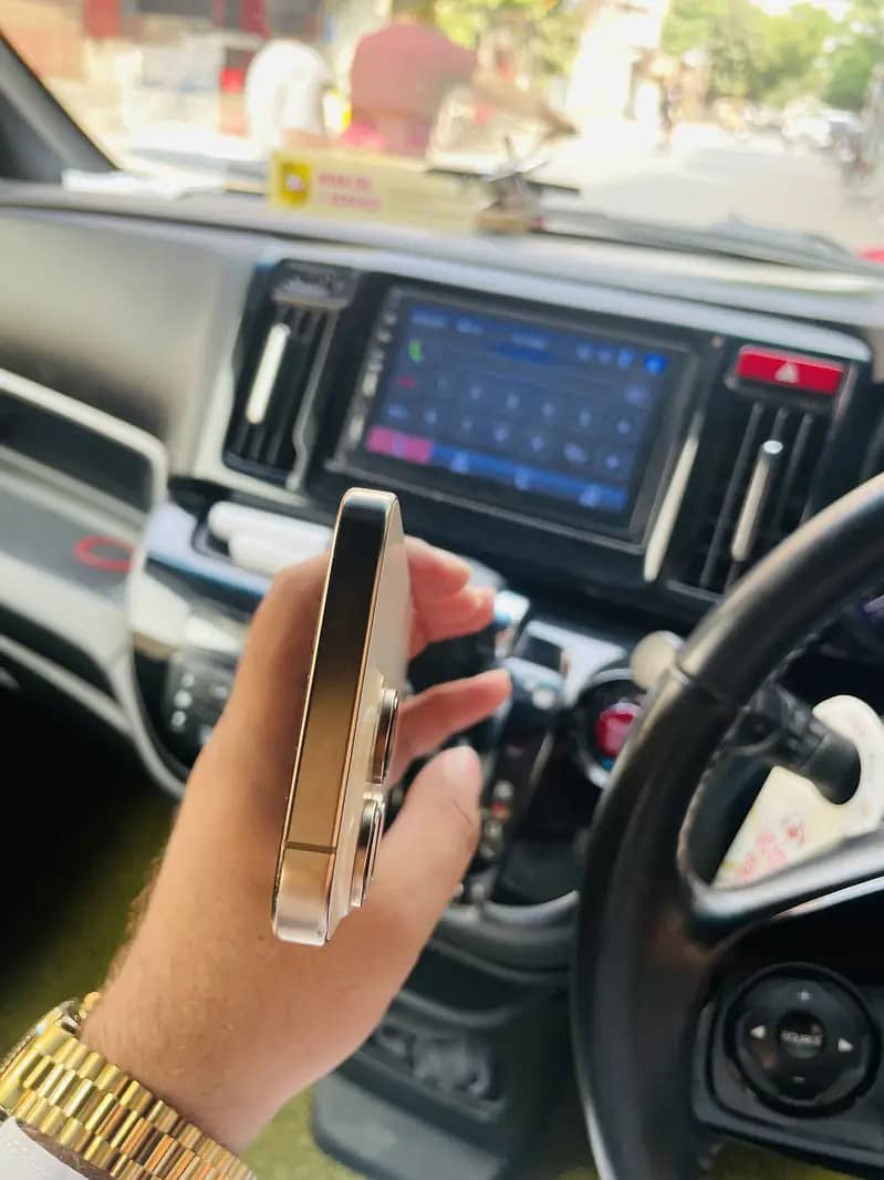 Apple iPhone 16 Pro 4