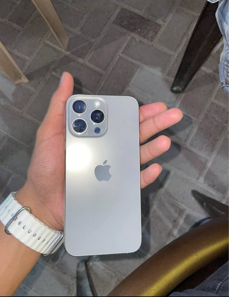 Apple iPhone 15 Pro Max 6