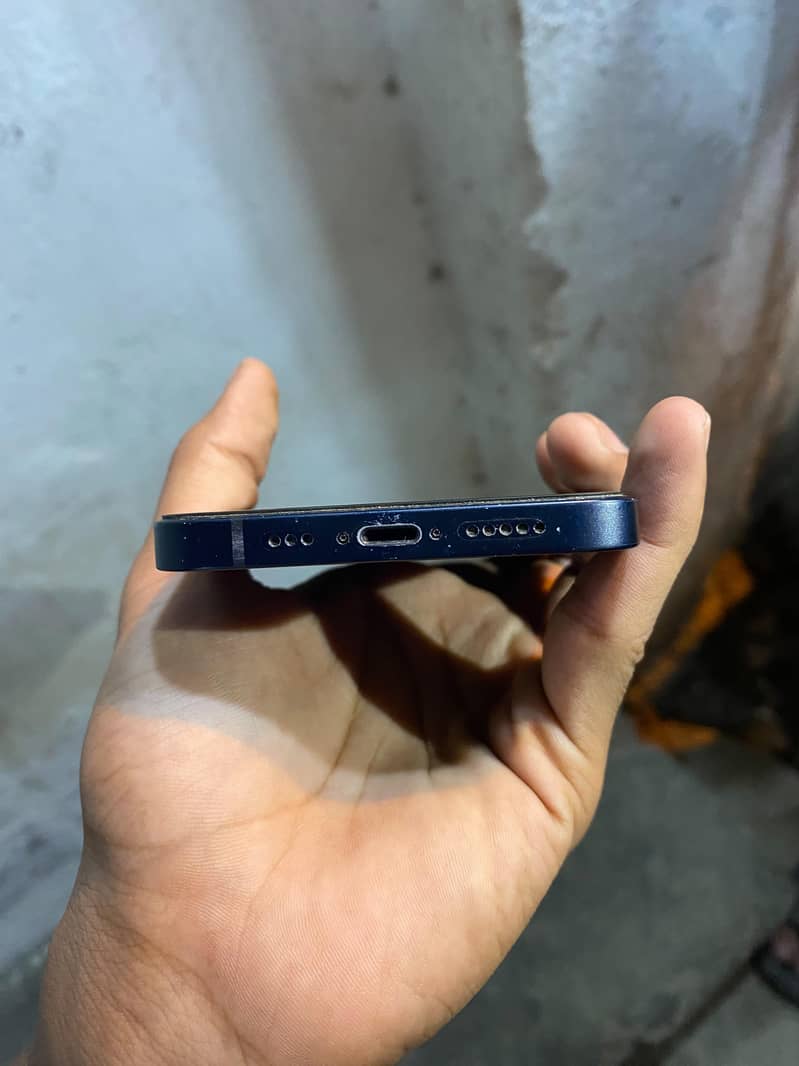Apple iPhone 12 4