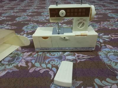 Portable Mini Stitching Machine – Vintage Toy & Collection Piece