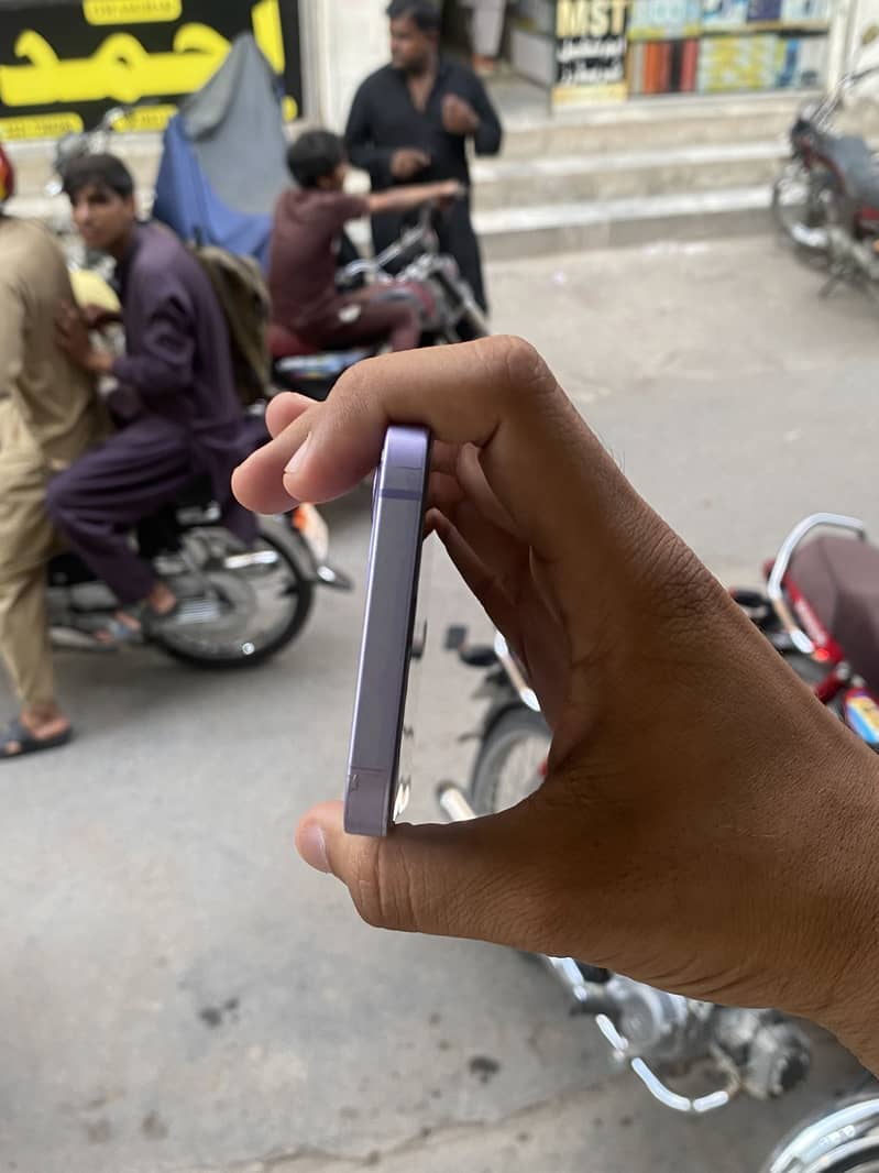 Apple iPhone 12 4