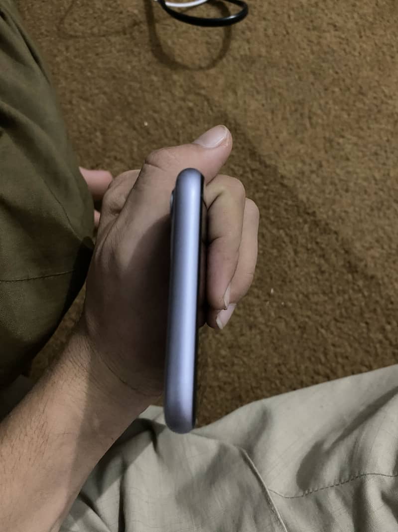 Apple iPhone 11 4
