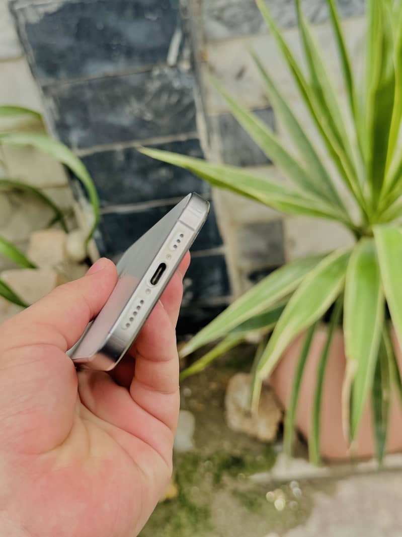 Apple iPhone 15 Pro 4