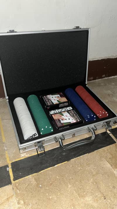 Professional Poker Set - 4 Color Chips + Cards & Metal Case