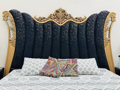Complete bedroom furniture. Kingsize Bedset with coffee table chairs