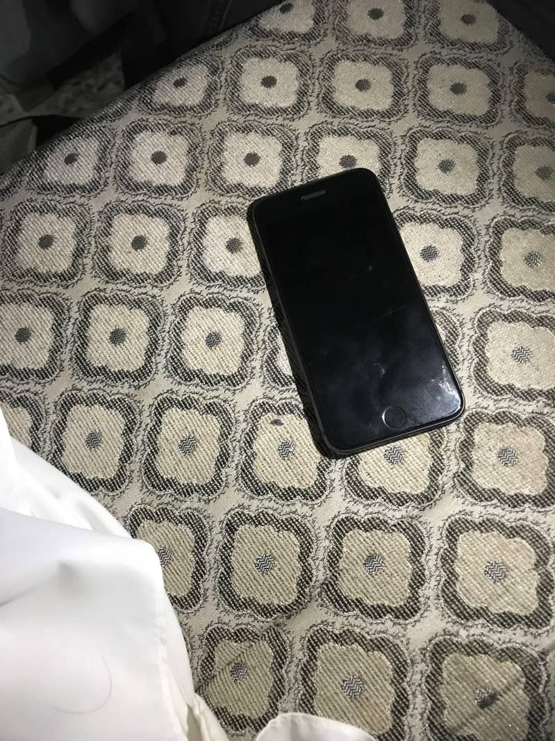 Apple iPhone 8 1
