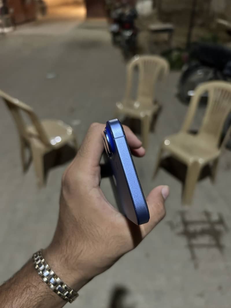 Apple iPhone 16 2