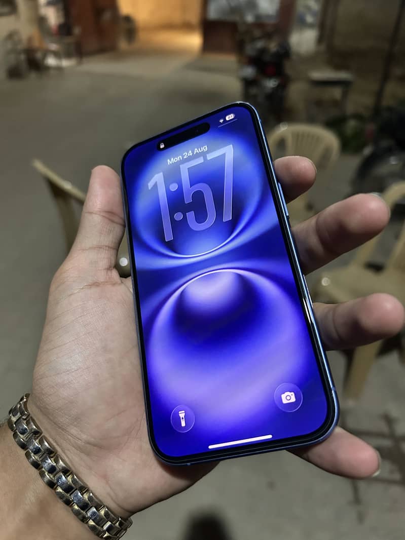 Apple iPhone 16 4