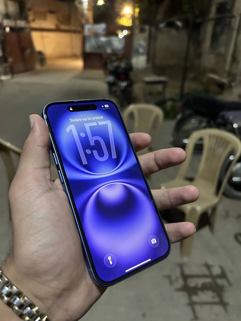 Apple iPhone 16 5