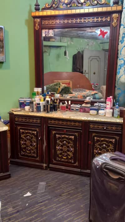 dressing and show case