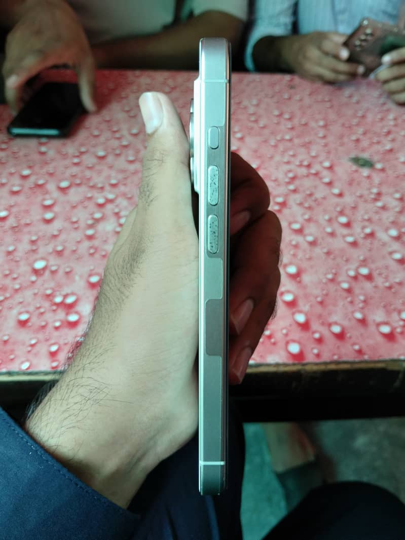 Apple iPhone 15 Pro 2