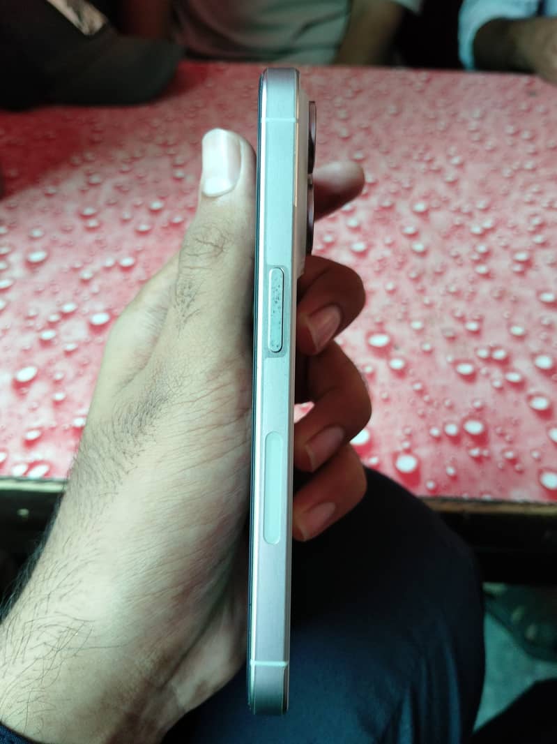 Apple iPhone 15 Pro 4