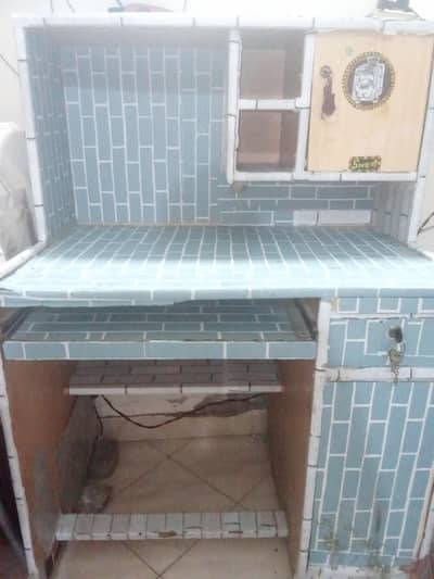 old computer table for sale in good condition