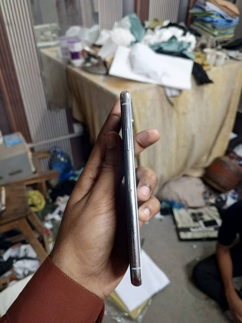 Apple iPhone X 4