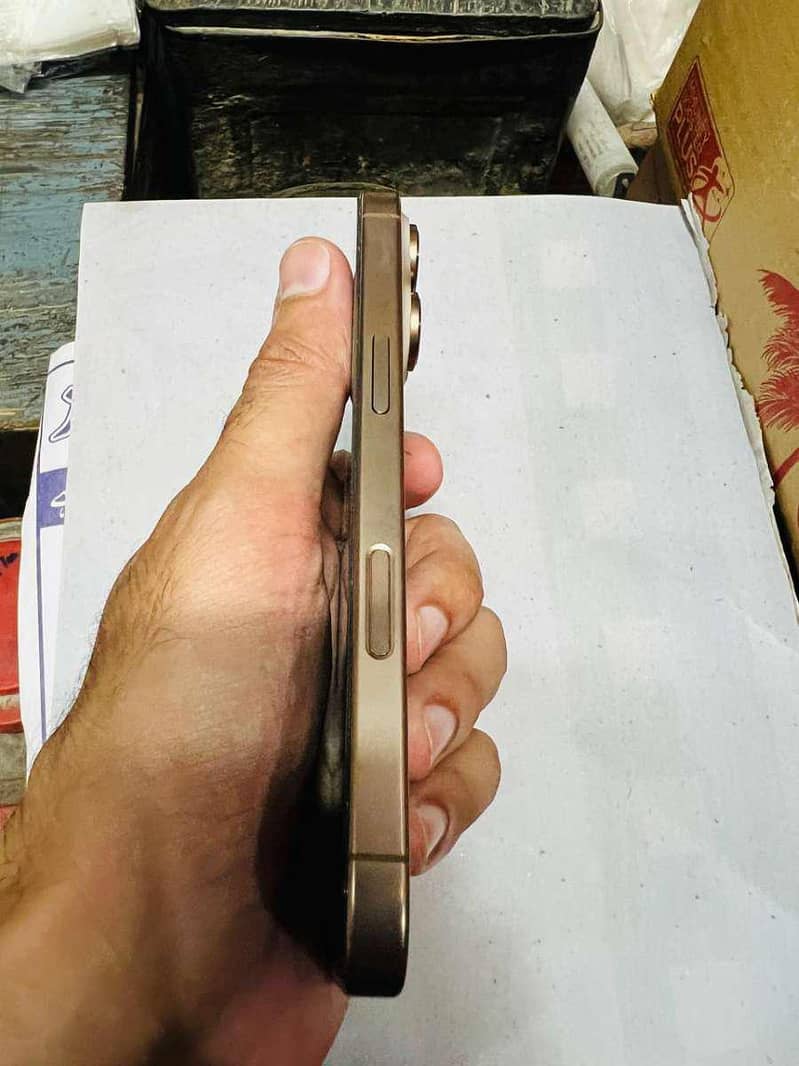 Apple iPhone 16 Pro 4