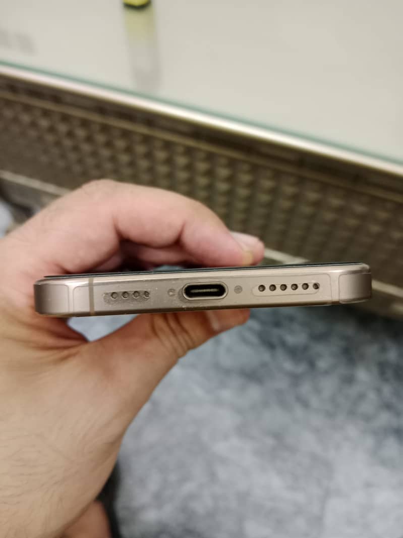 Apple iPhone 16 Pro Max 2