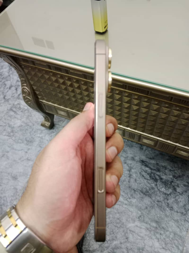 Apple iPhone 16 Pro Max 4