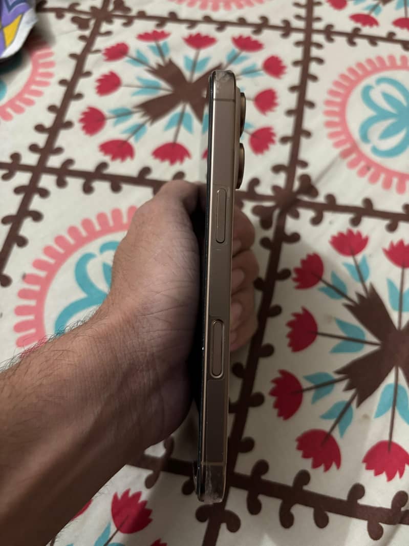Apple iPhone 16 Pro 3