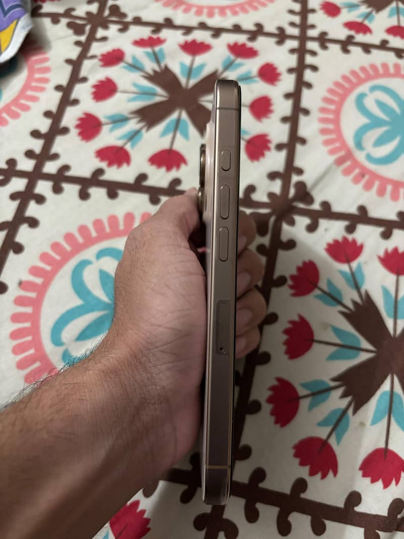 Apple iPhone 16 Pro 4