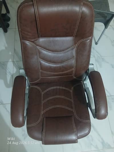 Executive Revolving Office Chair – High Back – Excellent Condition