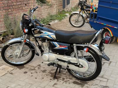 Honda 125 Black in lUsh condtion