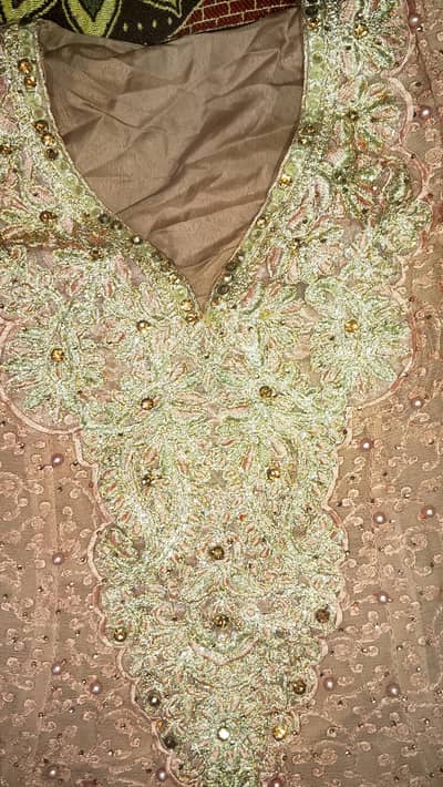 Shara hai ye dupatta bhi hai or shalwar bhi sab pr kam howa hai