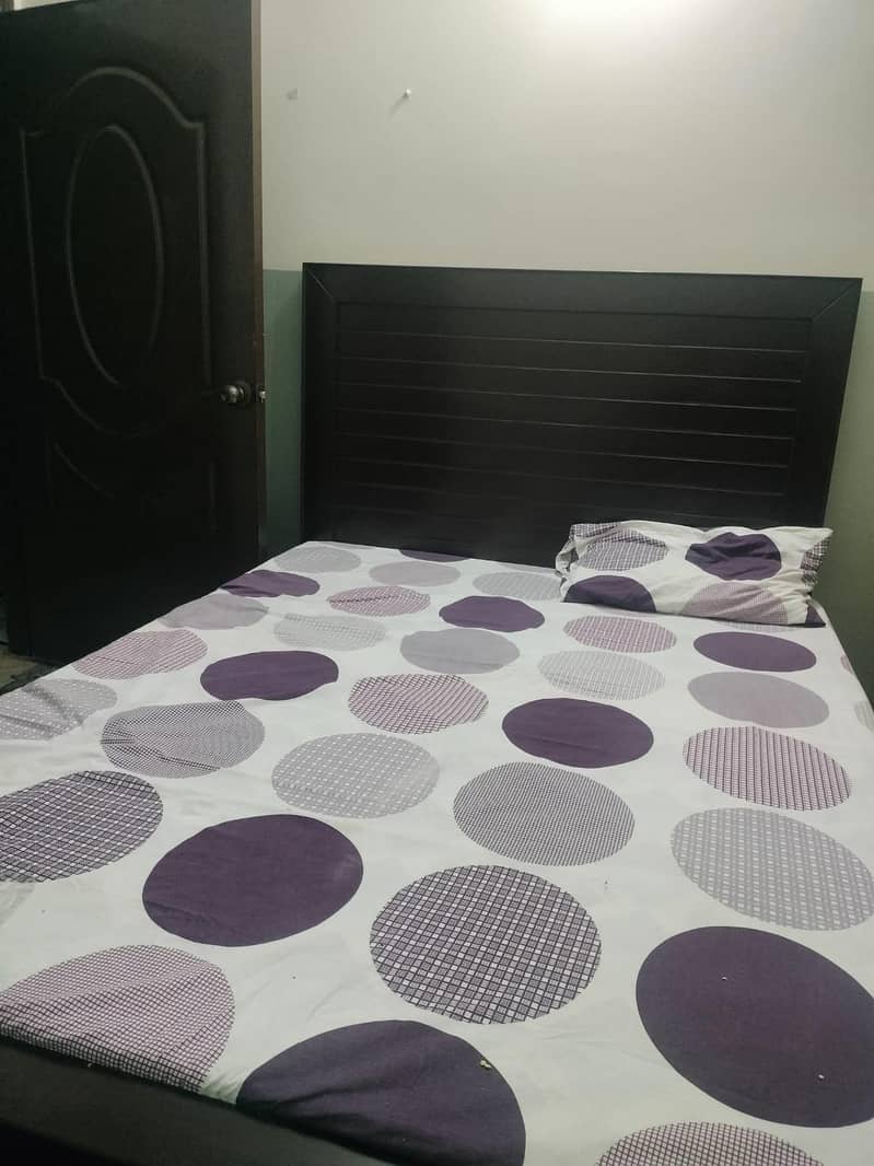Queen size bed 0