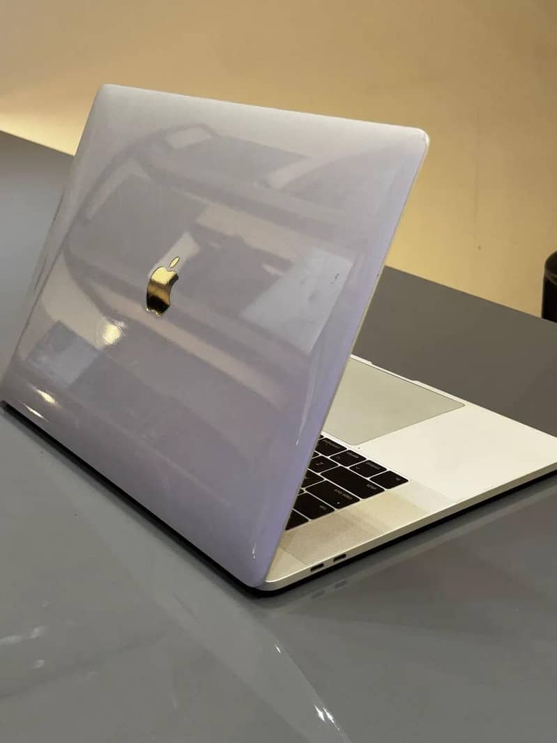 MacBook pro 2017 ,, i7 4
