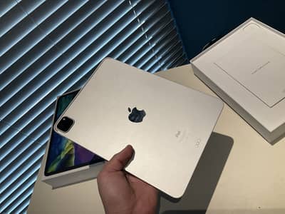 iPad Pro 2020, 128GB (works but screen is destroyed)