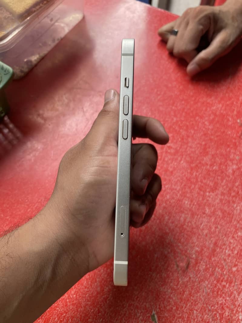 Apple iPhone 13 4