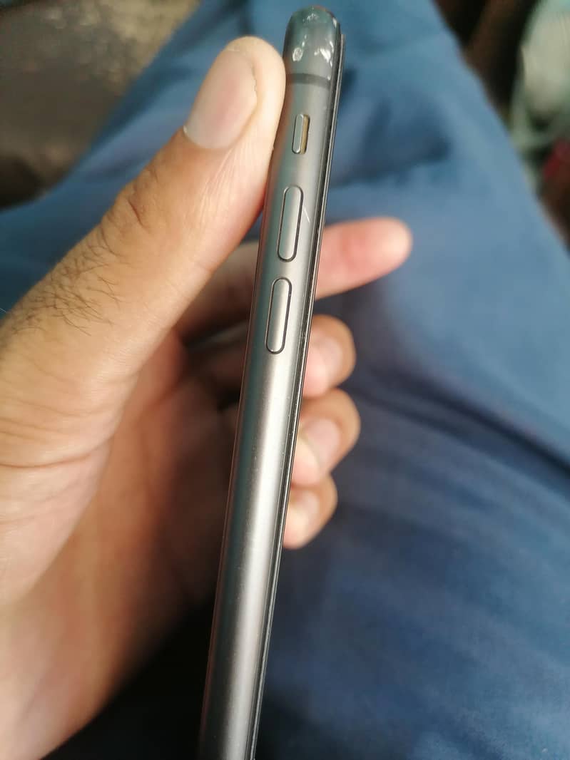Apple iPhone 11 4