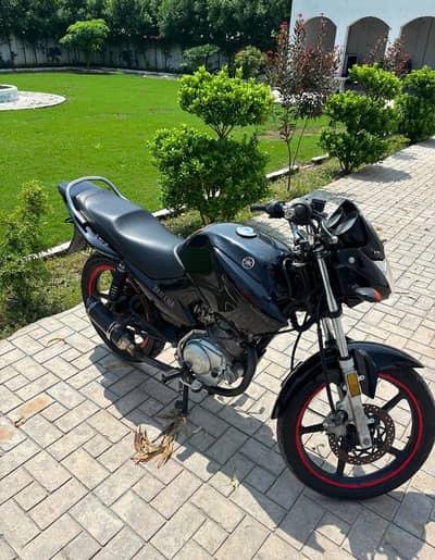 bike for sale urgent. price ma kuxh kami ho jaiy ge.