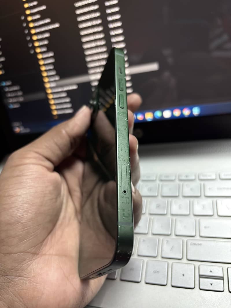 Apple iPhone 13 4