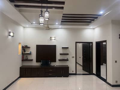 12 Marla Well Maintained Spacious Used House Available For Urgent Sale