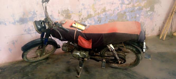 گاڑی کاغذات انجن وغیرہ ہر چیز سے اوکے فرسٹ اونر پر گاڑی ہے