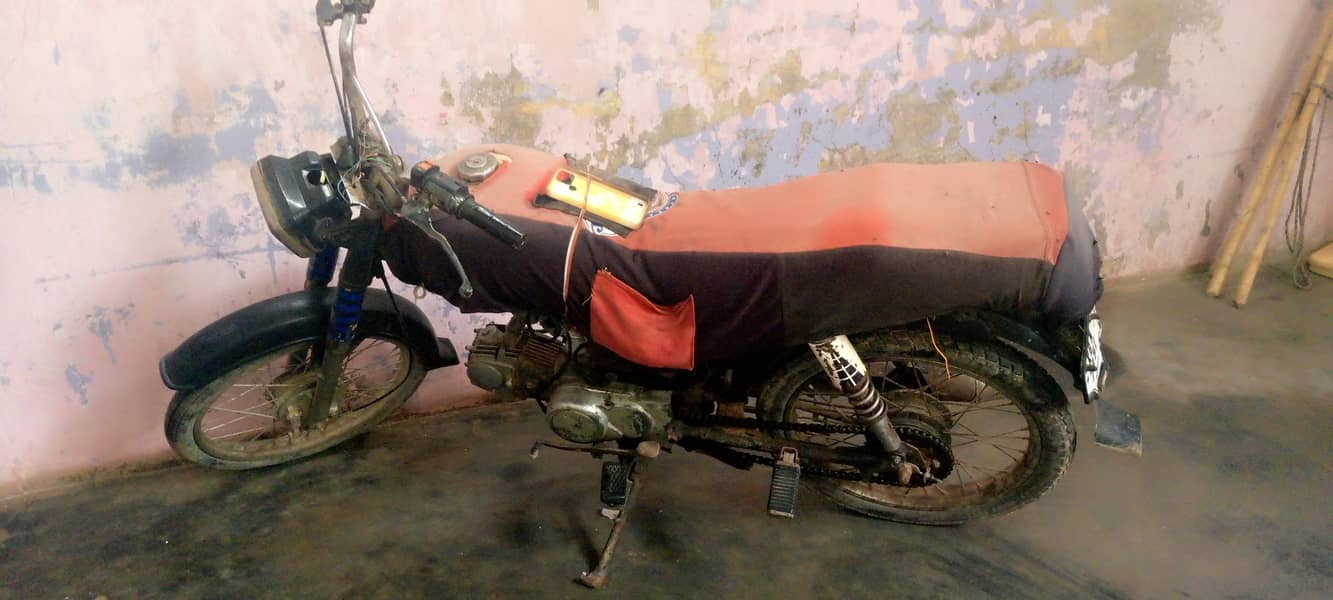 گاڑی کاغذات انجن وغیرہ ہر چیز سے اوکے فرسٹ اونر پر گاڑی ہے 0