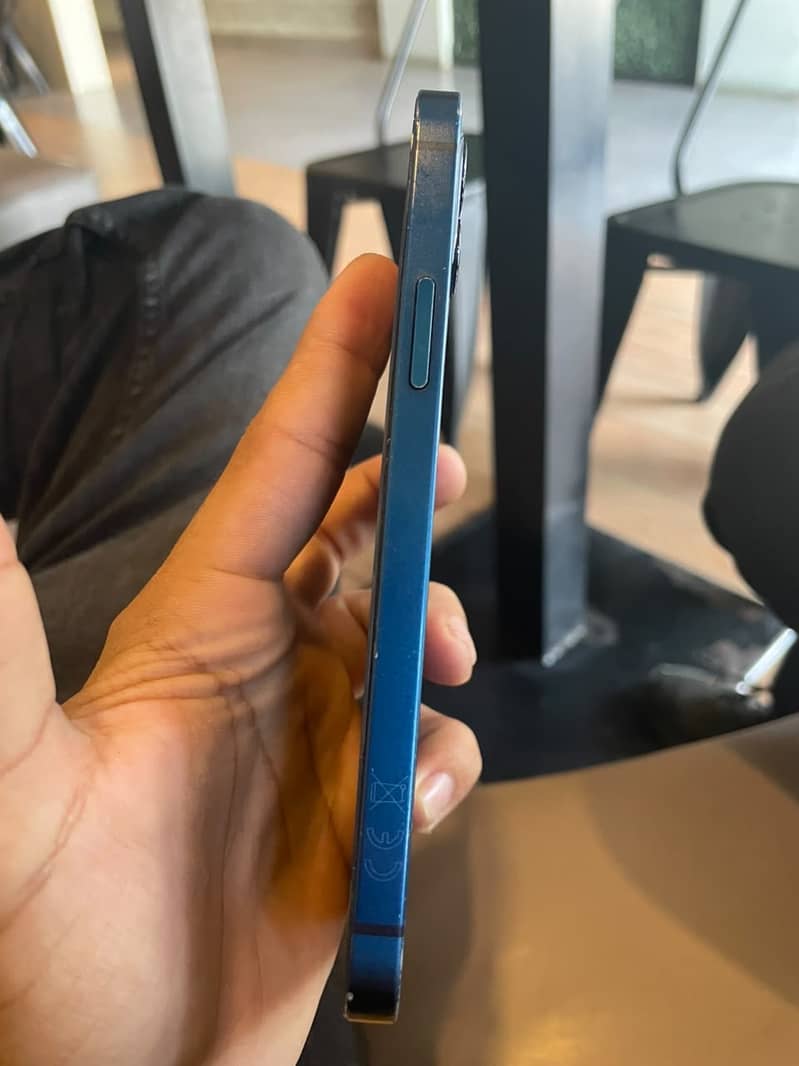 Apple iPhone 12 4