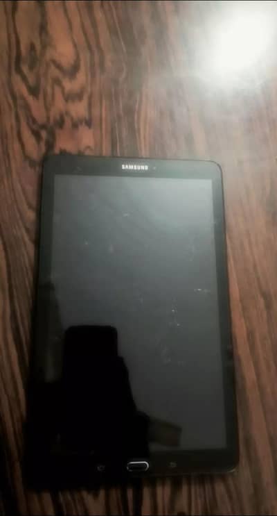 Samsung ka tab hai thory scratchs hain baki sab bilkul thek hai
