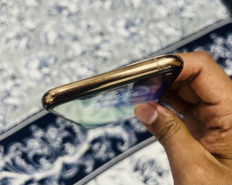 Apple iPhone 11 Pro 4