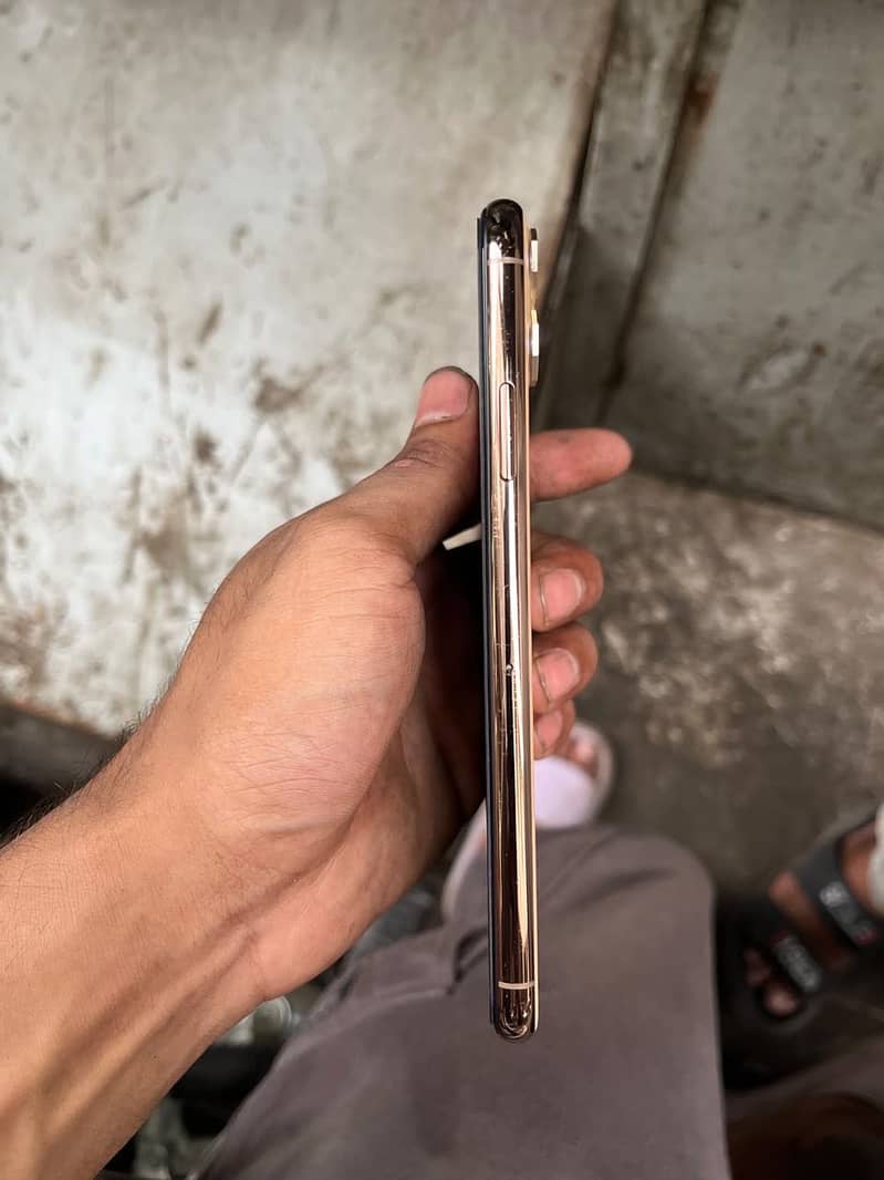 Apple iPhone 11 Pro Max 2
