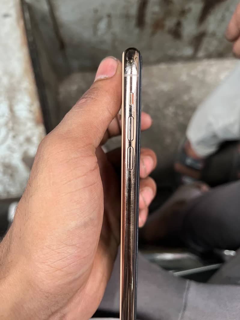 Apple iPhone 11 Pro Max 4