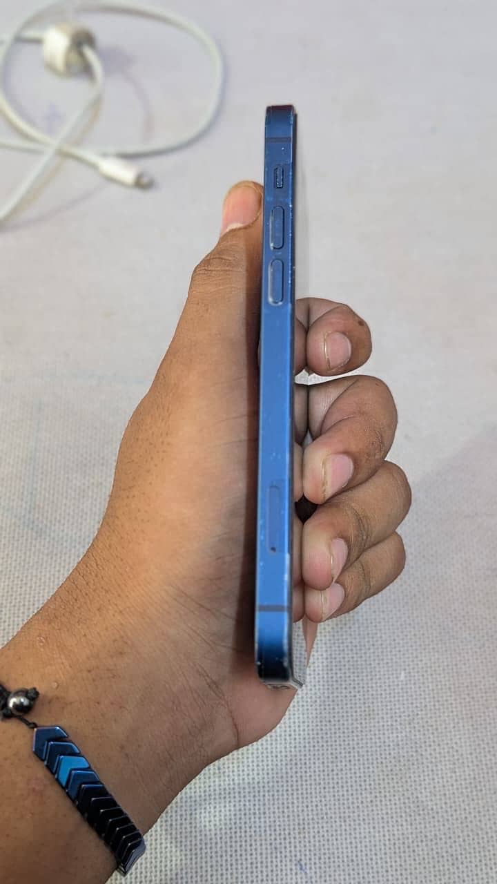 Apple iPhone 12 4