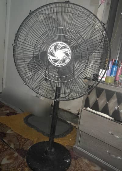 L. G fan for sale. . condition is 10/ 10. . slightly used