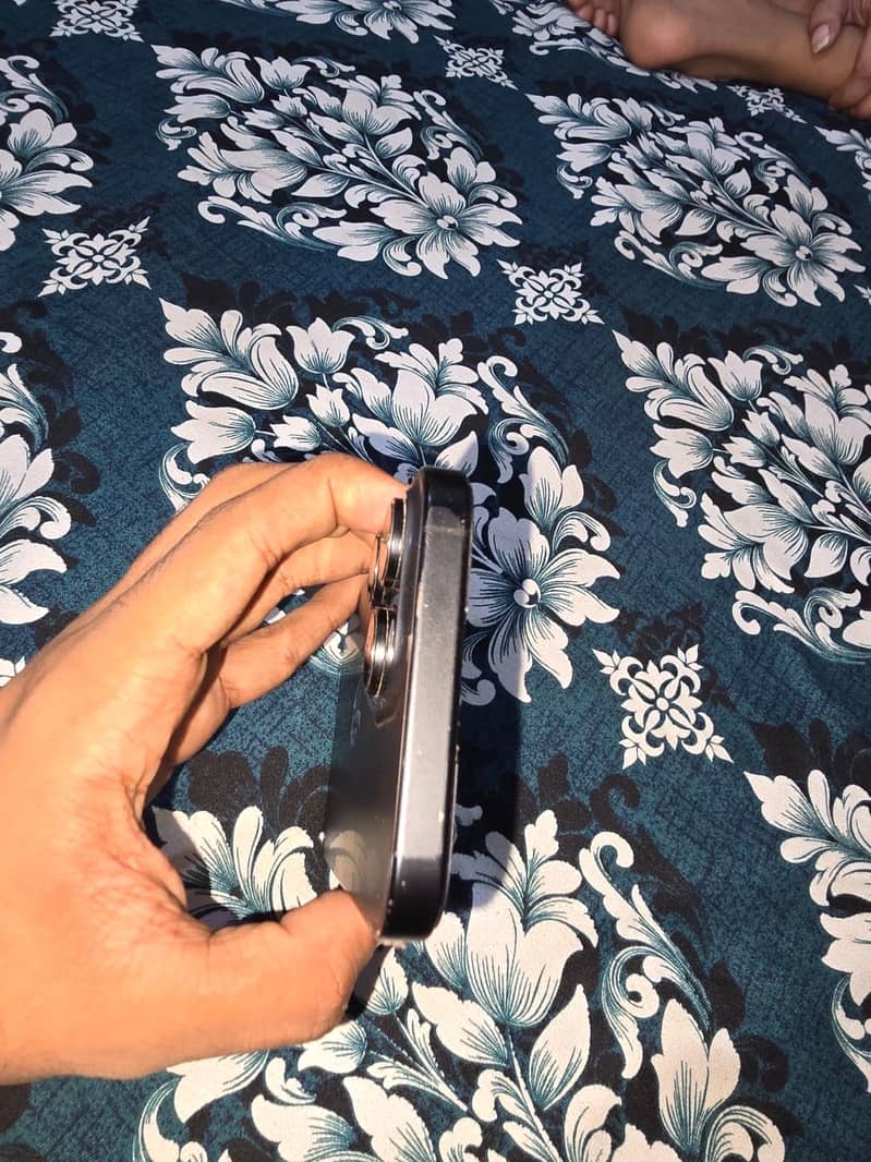 Apple iPhone 16 Pro Max 1