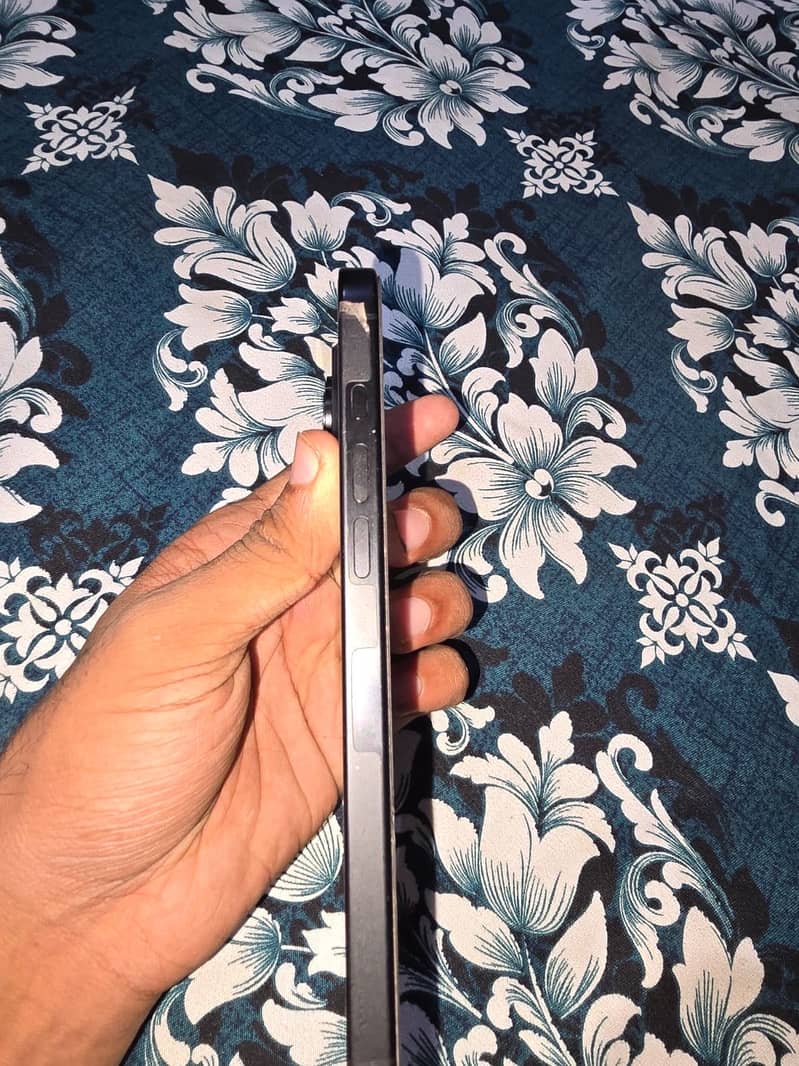 Apple iPhone 16 Pro Max 2