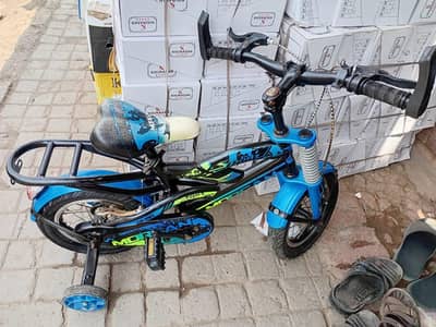 خوبصورت بلیو سائیکل بہترین اور صاف حالت میں