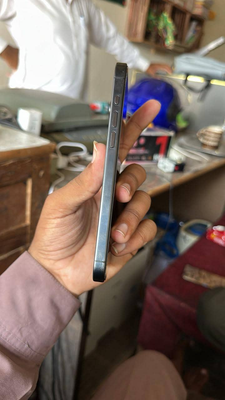 Apple iPhone 15 Pro Max 4