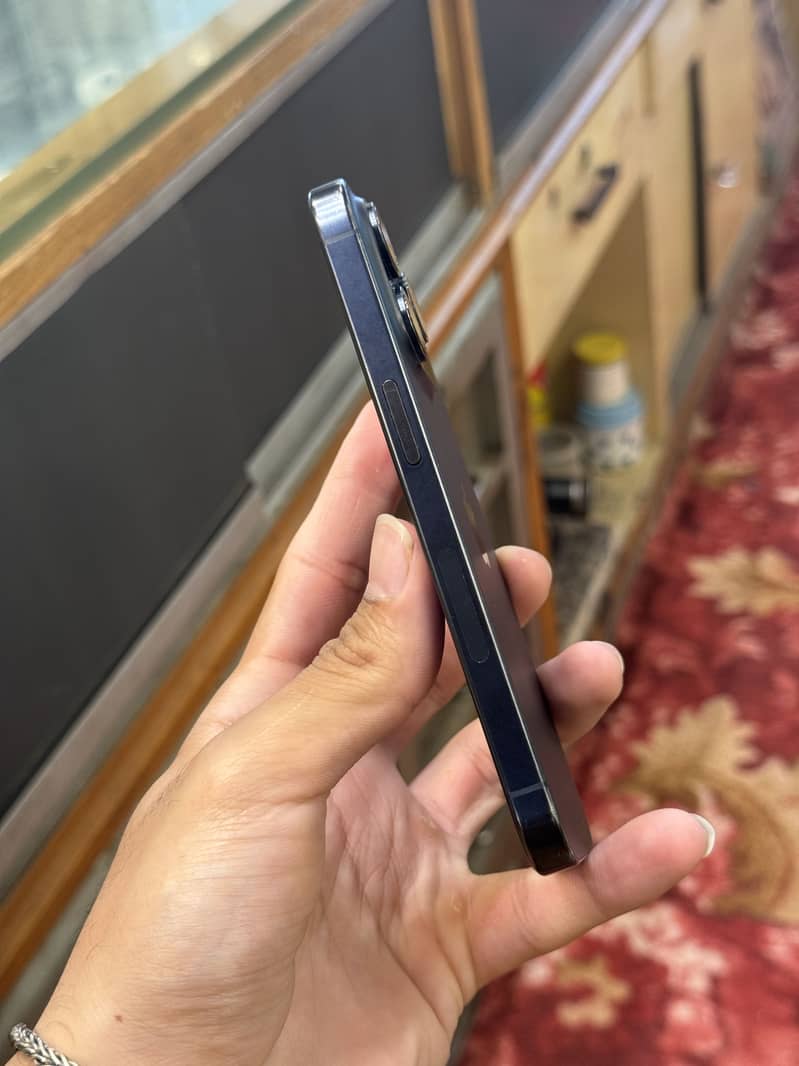 Apple iPhone 15 Pro 4