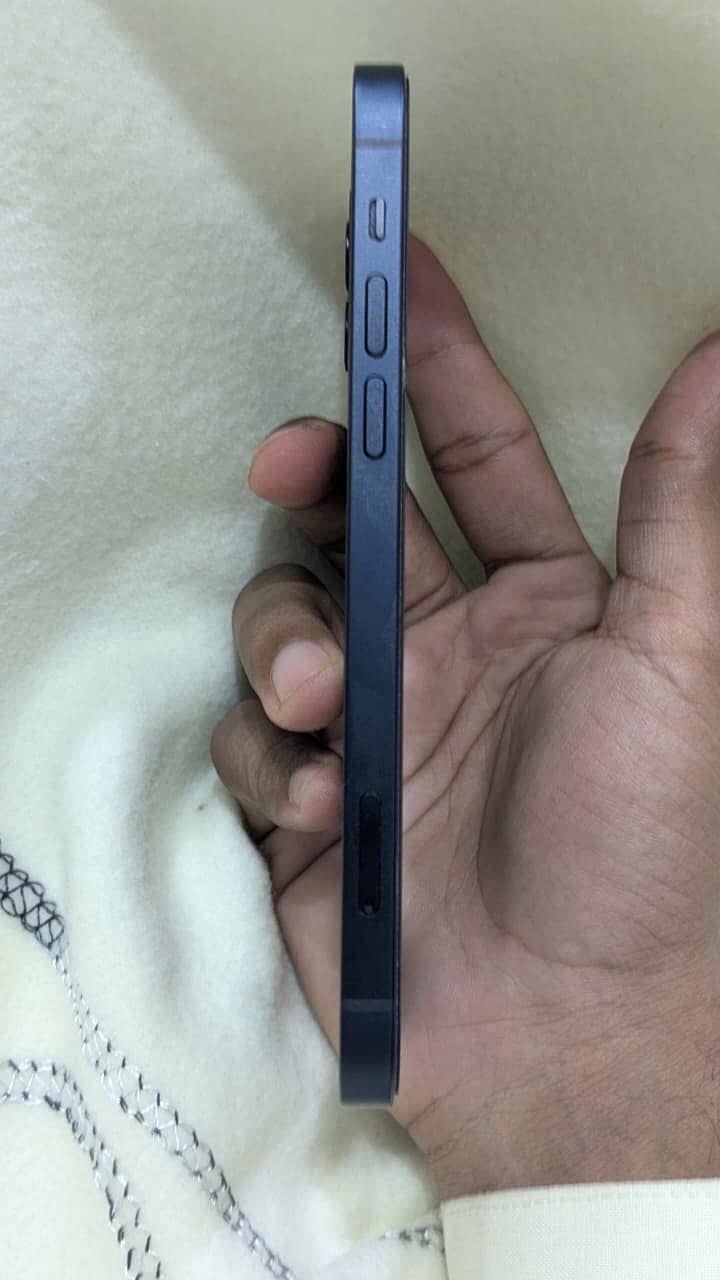 Apple iPhone 12 4
