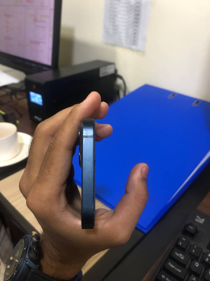 Apple iPhone 13 5